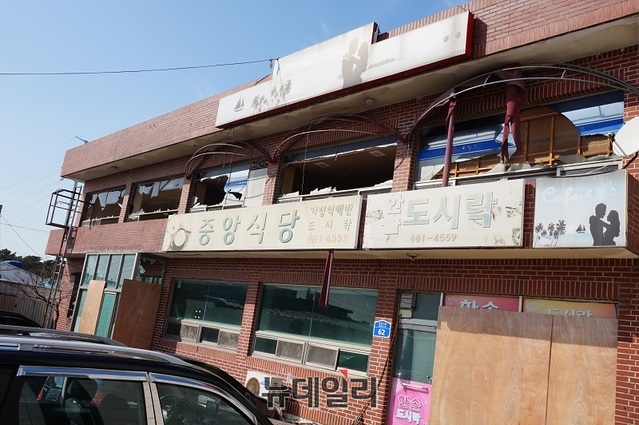 ▲ 지난 3월 4일 폭발화재가 발생으로 충남 서산시 대산읍 대산 산단 롯데케미칼 공장 인근 상가 건물이 폭파당한 것처럼 유리창 등이 모두 깨지는 등의 처참한 모습이다. ⓒ뉴데일리 D/B