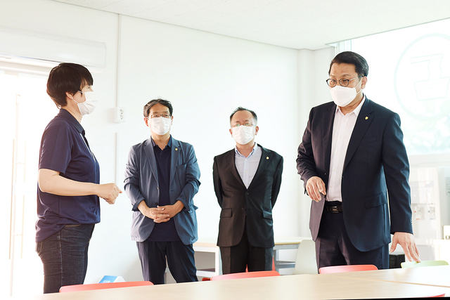 ▲ 대구한의대학교 변창훈 총장은 지난 23일 경산시계림청소년수련원을 격려 방문했다.ⓒ대구한의대