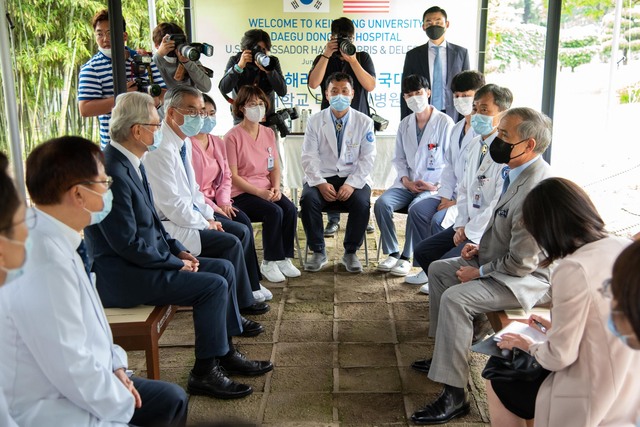 ▲ 해리스 주한미국대사가 지난 24일 계명대학교 대구동산병원을 방문해 의료진들을 격려하고 감사의 인사를 전했다.ⓒ계명대