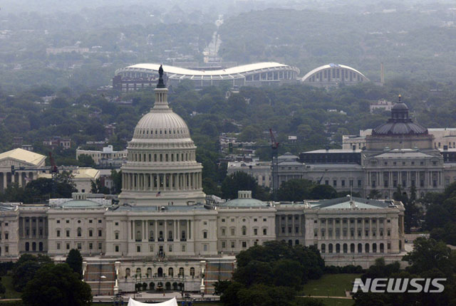 ▲ 미국 의회와 대법원 등이 있는 캐피톨 힐 일대. 앞에 보이는 건물이 의회의사당이다. ⓒ뉴시스. 무단전재 및 재배포 금지.