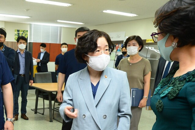 ▲ 지난 26일 광주 평동산단 소재 ㈜성일이노텍을 방문한 조성욱 위원장 ⓒ공정위 제공