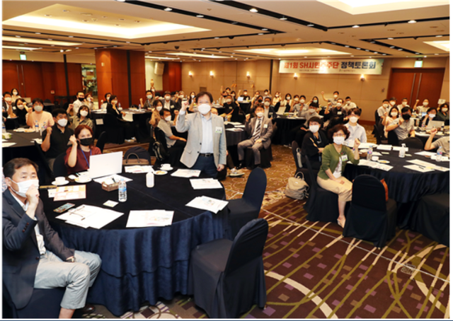 ▲ 김세용 SH공사 사장과 SH시민민주단. ⓒ SH공사