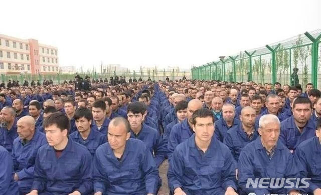 ▲ 2018년 중국 당국이 공개한 신장 위구르 자치구의 재교육 캠프. 말만 캠프지 사실상 강제수용소다. 중국 공산당은 보안법 시행과 함께 홍콩에 '보안법 위반 용의자'를 가둘 특별수용소를 짓는다고 밝혔다. ⓒ뉴시스. 무단전재 및 재배포 금지.