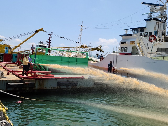 ▲ 포항시는 적조 방지를 위한 전해수 황토살포기를 점검하고 있다.ⓒ포항시