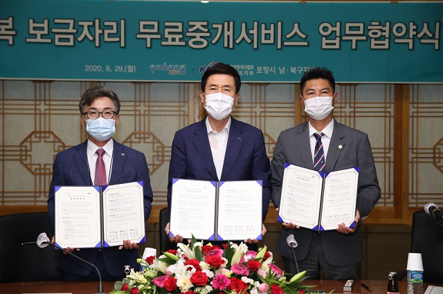 ▲ 박문택 한국공인중개사협회 포항시 남구 지회장(왼쪽), 이강덕 포항시장(가운데), 도규성 한국공인중개사협회 포항시 북구 지회장이 ‘행복 보금자리 무료중개서비스’ 업무협약을 체결하고 있다.ⓒ포항시