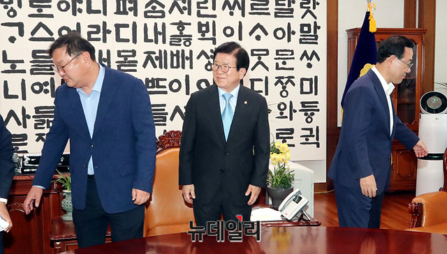 ▲ 박병석 국회의장, 주호영 미래통합당 원내대표, 김태년 더불어민주당 원내대표가 지난 28일 오후 국회 의장실에서 21대 국회 원구성 등을 논의하기 위해 회동을 갖고 있다. ⓒ박성원 기자