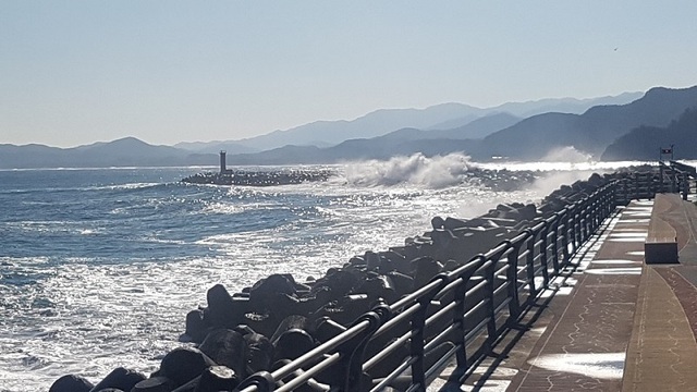 ▲ 강원 동해해경은 29일 높은 파도가 일고 있어 다음달 2일까지 위험예보 단계인 주의보를 발령했다.ⓒ동해해경