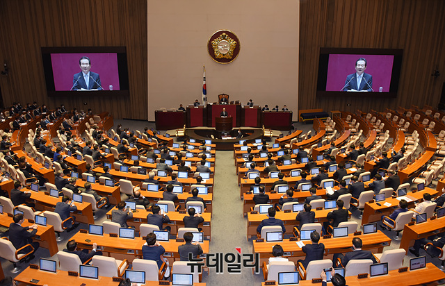 ▲ 29일 제1야당인 미래통합당은 법사위 사수에 실패하면서 통합당이 정부 여당을 견제할 카드는 '고위공직자범죄수사처(공수처) 처장 비토권'만 남게 됐다. 사진은 29일 오후 열린 본회의 현장. ⓒ박성원 기자