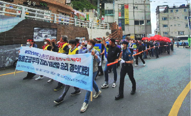▲ 울릉군 공무직 노동자들이 지난 19일 5시간 부분파업을 진행하며 울릉군청으로 행진하고 있다.ⓒ공공운수경북
