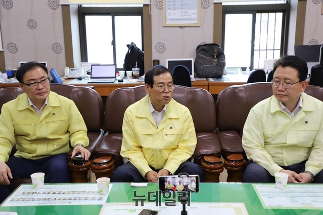 ▲ 8대 후반기 대구시의회 의장에 당선된 장상수(중간) 의원과 부의장에 당선된 김대현(왼쪽)·강민구 의원.ⓒ뉴데일리