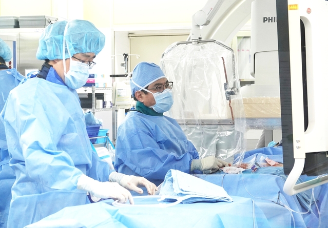 ▲ 서울성모병원 의료진들이 타비 시술을 진행하고 있다. ⓒ서울성모병원