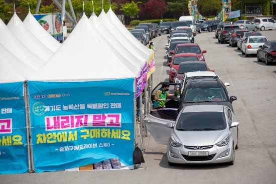 ▲ 경기도가 시행한 여주 신륵사 관광단지 드라이브스루에서 지역 농산물을 판매하는 모습ⓒ경기도