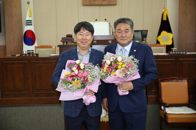 ▲ 제8대 봉화군의회 후반기 의장에 권영준 의원, 부의장에 엄기섭 의원이 당선됐다.ⓒ봉화군