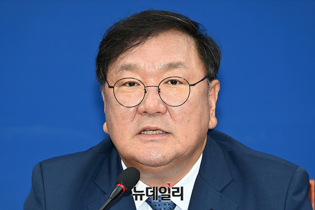 ▲ 김태년 더불어민주당 원내대표가 30일 오전 국회에서 열린 원내대책회의에서 모두발언을 하고 있다. ⓒ박성원 기자