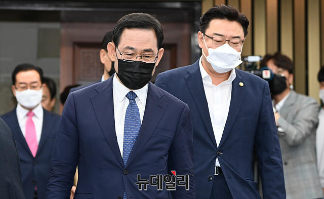▲ 주호영 미래통합당 원내대표, 이종배 정책위의장, 김성원 원내수석부대표 등 참석자들이 30일 오전 국회에서 열린 의원총회에 입장하고 있다.ⓒ박성원 기자