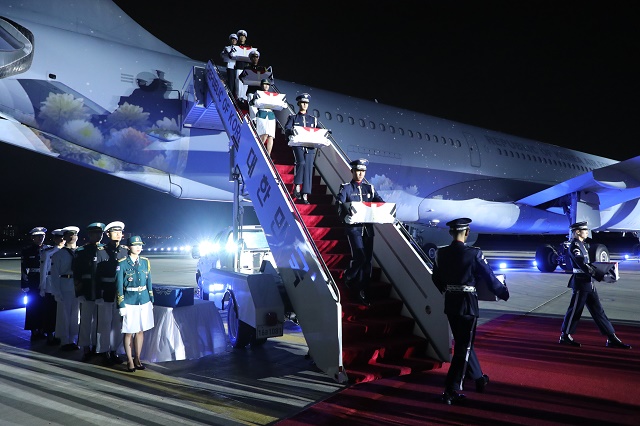 ▲ 6·25전쟁 제70주년 행사에서 국군전사자들의 유해가 봉환되고 있다. ⓒ뉴시스