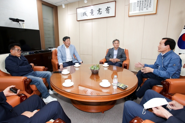 ▲ 장경식 의장과 배한철·방유봉 부의장은 30일 의성군수를 만나 무산위기에 놓인 통합신공항 이전 문제 해결을 위해 대승적 차원의 양보와 타협을 촉구했다.ⓒ경북도의회