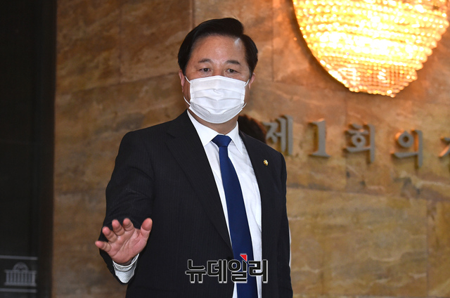 ▲ 김두관 더불어민주당 의원이 지난 29일 오후 국회에서 열린 본회의를 마친 후 회의장을 나오고 있다. ⓒ이종현 기자