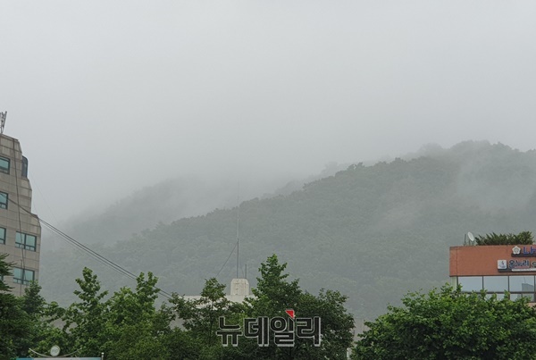 ▲ 30일 오후 5시가 넘어선 가운데 충북 청주시 상당구 시청에서 본 우암산이 뿌옇게 흐려있다.ⓒ박근주 기자