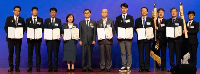 ▲ DGIST가 지식재산 창출·활용의 선순환 체계 구축을 통한 발명문화 진흥에 기여한 공로를 인정받아 특허청과 한국발명진흥회가 지난 6월 24일 진행한 ‘제55회 발명의 날’에서 발명장려유공 단체부문 대통령표창을 수상했다.ⓒDGIST