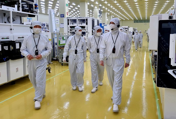 ▲ 이재용 삼성전자 부회장이 지난달 30일 세메스 천안사업장을 찾아 반도체 및 디스플레이 제조장비 생산 공장을 살펴보는 모습ⓒ삼성전자