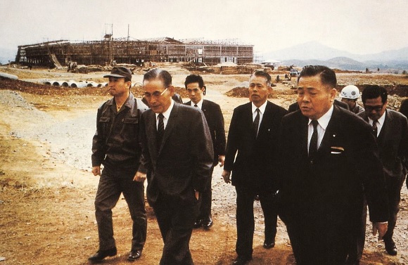 지난 1970년 4월 23일 고 이병철 선대회장과 일본 NEC 의 고바야시 사장이 울산사업장(당시 가천공장) 건설 현장을 방문한 모습.ⓒ삼성SDI