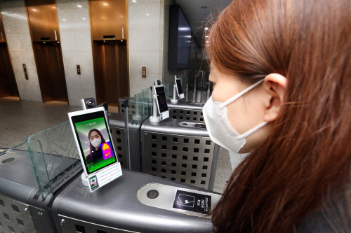 ▲ 한 직원이 사옥출입을 위해 계동본사 1층 게이트에 설치된 '스마트 출입관리시스템'으로 체온 및 마스크 착용여부를 확인하고 있다. ⓒ 현대엔지니어링