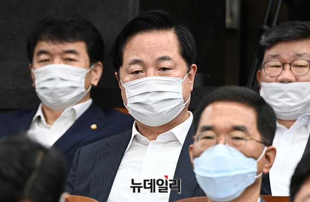 ▲ 김두관 더불어민주당 의원이 1일 오전 국회에서 열린 정책 의원총회에 참석해 자리하고 있다. ⓒ박성원 기자