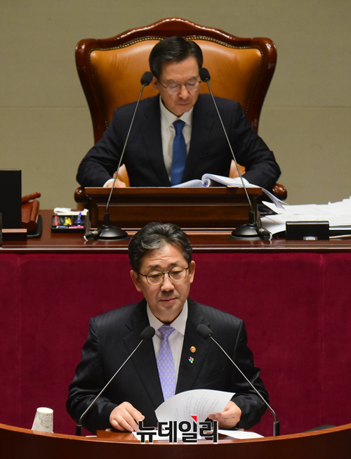 ▲ 박양우(사진) 문화체육관광부 장관이 6월30일 오전 국회에서 열린 예산결산특별위원회 전체회의에 참석해 2020년도 제3회 추경 예산안 관련 발언을 하고 있다. ⓒ이종현 기자