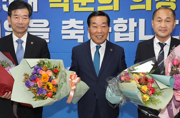 ▲ 박문희 충북도의회 의장이 1일 11대 충북도의회 후반기 의장으로 공식 취임했다.(가운데)ⓒ충북도의회