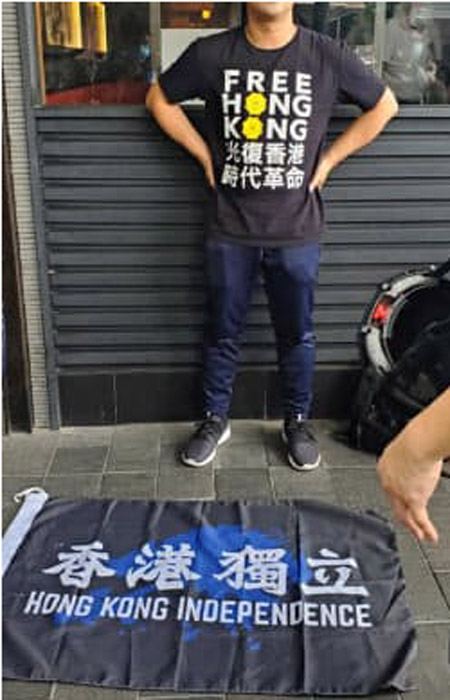 ▲ 홍콩 경찰이 공개한 보안법 1호 위반 용의자. 홍콩 경찰은 이 남성이 티셔츠와 깃발, 책을 갖고 있어 국가안보가 위협 받았다고 주장했다. ⓒ홍콩 경찰 페이스북 공개사진.