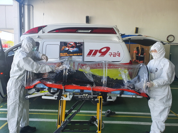 ▲ 코로나19 확진자 이송을 위한 119 구급대.ⓒ충북도소방본부