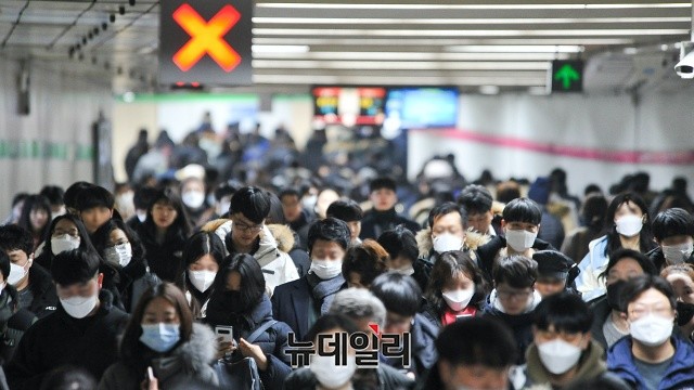 지난 2월 우한코로나 감염을 막기 위해 서울시민들이 마스크를쓰고 지하철을 이용하고 있다.ⓒ권창회 기자