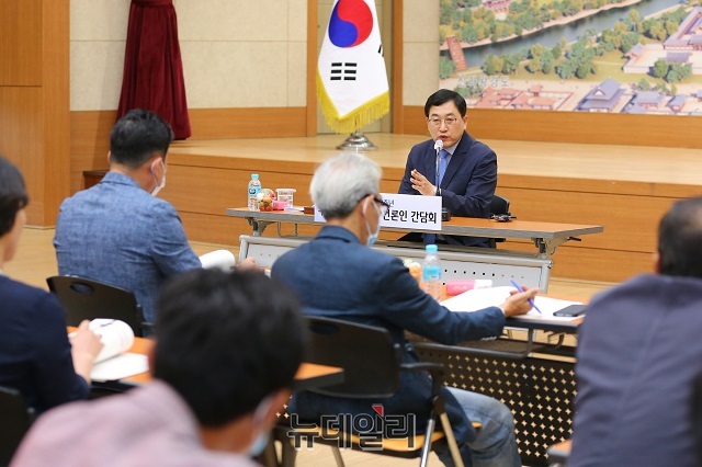 ▲ 주낙영 경주시장이 민선 7기 2주년 언론인 간담회를 하고 있다.ⓒ뉴데일리