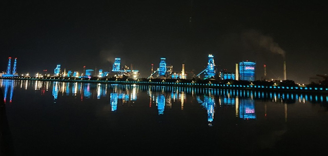 ▲ 포항제철소가 세계 최대 길이인 6km 야간 경관조명을 완성해 7월 1일부터 포항시민에게 공개한다.ⓒ포스코