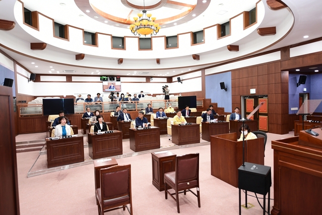 ▲ 김천시의회는 1일 오전 제214회 임시회 제1차 본회의를 열고, 앞으로 2년간 시의회를 이끌어 나갈 제8대 김천시의회 후반기 의장단을 선출했다.ⓒ김천시의회