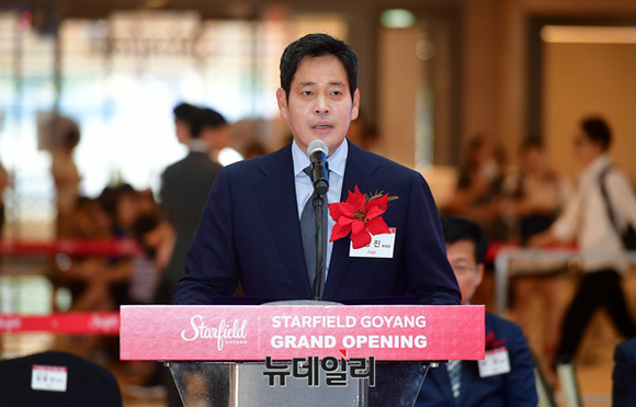 ▲ 정용진 신세계그룹 부회장이 2017년 스타필드 고양 오픈식에서 기념사를 말하고 있다. ⓒ뉴데일리DB