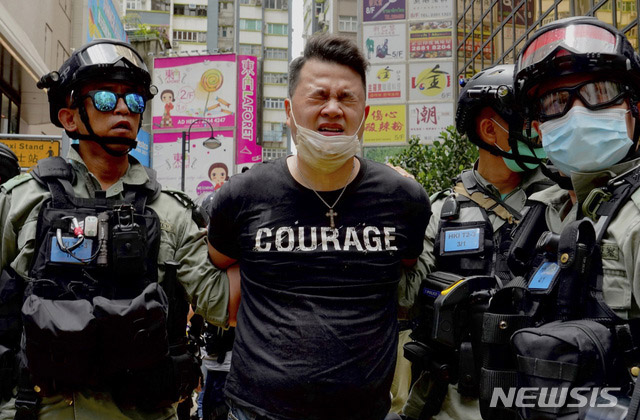 ▲ 지난 1일 홍콩 보안법에 반대하는 시위에 참가했다 체포되는 시민. ⓒ뉴시스 AP. 무단전재 및 재배포 금지.