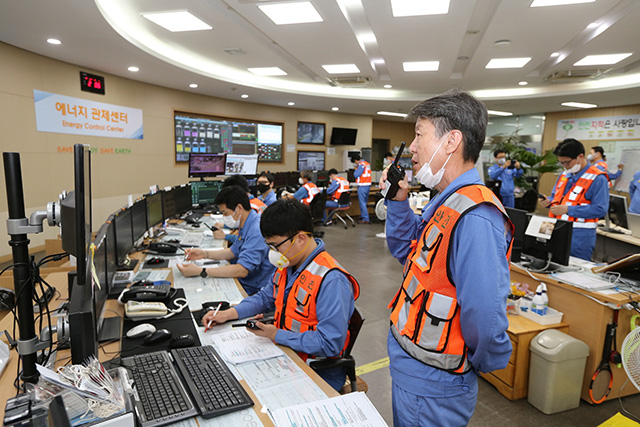 ▲ 포항제철소 임직원들이 1일 에너지 관제센터에서 여름철 정전사태에 대비한 비상복구 모의훈련에 참여하고 있다.ⓒ포스코