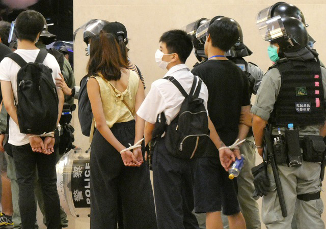 ▲ 코즈웨이베이 타임즈스퀘어에서 시위도중 연행되는 시민들ⓒ허동혁