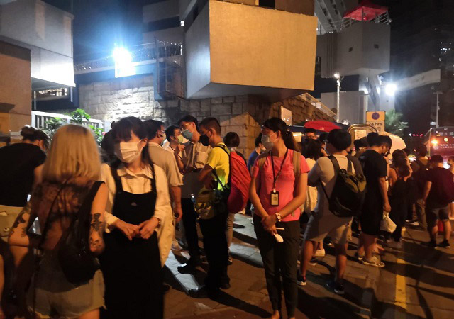 ▲ 국가안전법 반대시위에서 연행된 시민 수백명이 구금중인 노스포인트 경찰서 주변에 몰려든 시민들. ⓒ클래리스 융 (楊雪盈) 완차이 (灣仔) 구의회주석 제공