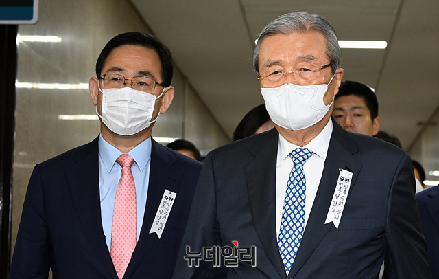 ▲ 김종인 미래통합당 비상대책위원장, 주호영 원내대표 등 비대위원들이 2일 오전 국회에서 열린 비상대책원회의에 입장하고 있다.ⓒ박성원 기자