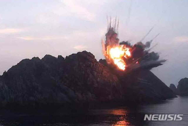 지난해 8월 6일 황해남도 과일군에서 발사한 KN-23 단거리 미사일이 무인도에 적중하는 모습. 북한은 최근 이 섬에 모형시설을 짓고 있다. ⓒ뉴시스. 무단전재 및 재배포 금지.