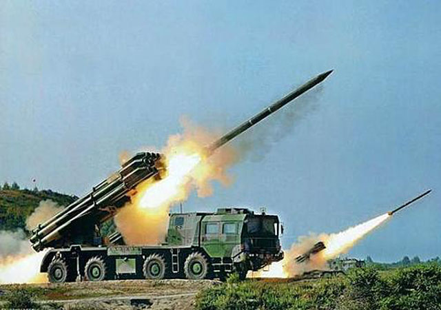 ▲ 중국군의 300mm 방사포 PHL-03. 사거리가 140킬로미터 가량 된다. ⓒ뉴시스. 무단전재 및 재배포 금지.