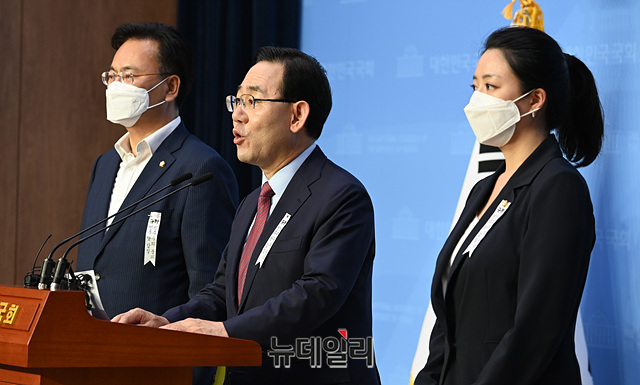 ▲ 주호영(가운데) 미래통합당 원내대표는 2일 오후 기자간담회에서 추미애 장관을 해임하라고 문재인 대통령에게 요구했다. ⓒ박성원 기자