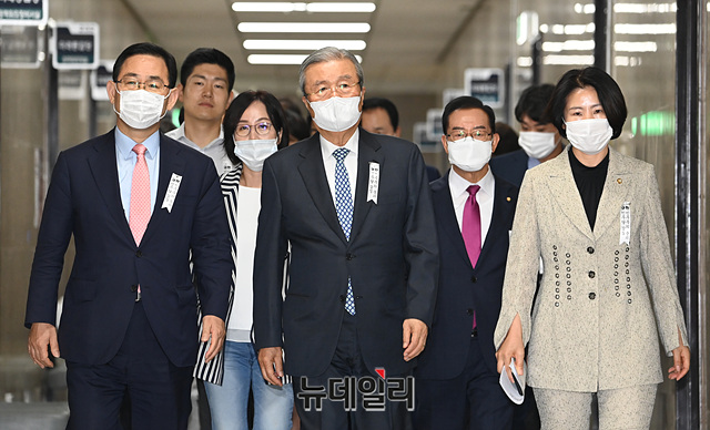 ▲ 김종인 미래통합당 비상대책위원장, 주호영 원내대표 등 비대위원들이 2일 오전 국회에서 열린 비상대책원회의에 입장하고 있다.ⓒ박성원 기자