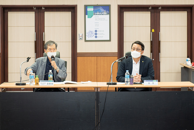 ▲ 대구한의대학교는 DHU소통위원회(위원장 김종웅) 주관으로 신임교원과의 소통간담회를 진행했다.(좌)위원장 김종웅, (우)총장 변창훈.ⓒ대구한의대