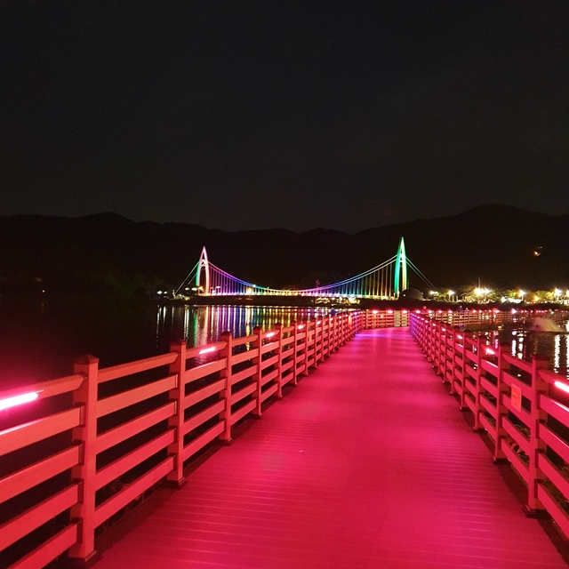 ▲ 칠곡군에서 테마별 언택트 관광지를 선정해 7월부터 12월까지 매월 색다른 주제로 SNS 이벤트를 추진한다. 사진은 동명 수변공원 야경.ⓒ칠곡군