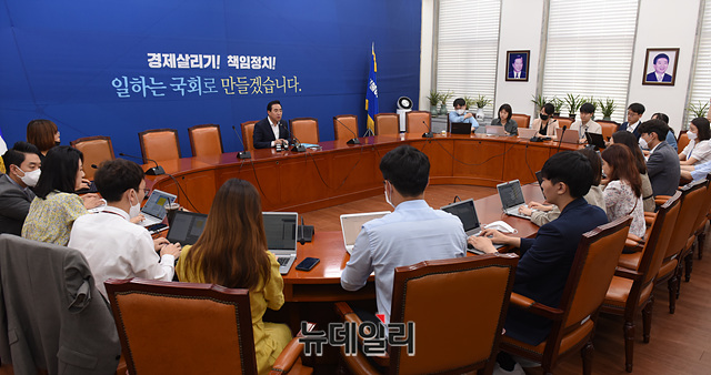 ▲ 박홍근 더불어민주당 예산결산특별위원회(예결위) 간사는 3일 오전 국회 본청에서 기자간담회를 열고 3차 추경안을 야당 없이 단독으로 이날 본회의에서 처리할 계획이라고밝혔다. ⓒ박성원 기자