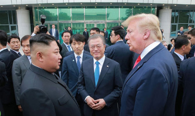 ▲ 2019년 6월 30일 판문점 남북미 정상 간 만남. 세 사람의 표정이 미묘하다. ⓒ뉴시스. 무단전재 및 재배포 금지.